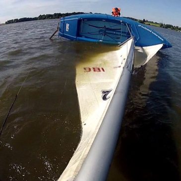 Stawianie przewróconej żaglówki – Jezioro Łąka